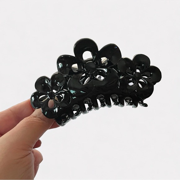 XL Set of 2 Claw clips with floral design in black and brown tortoise. NWOT - Picture 5 of 7